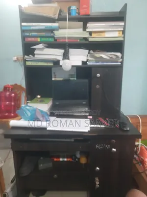 অনেক বড় পড়ার টেবিল