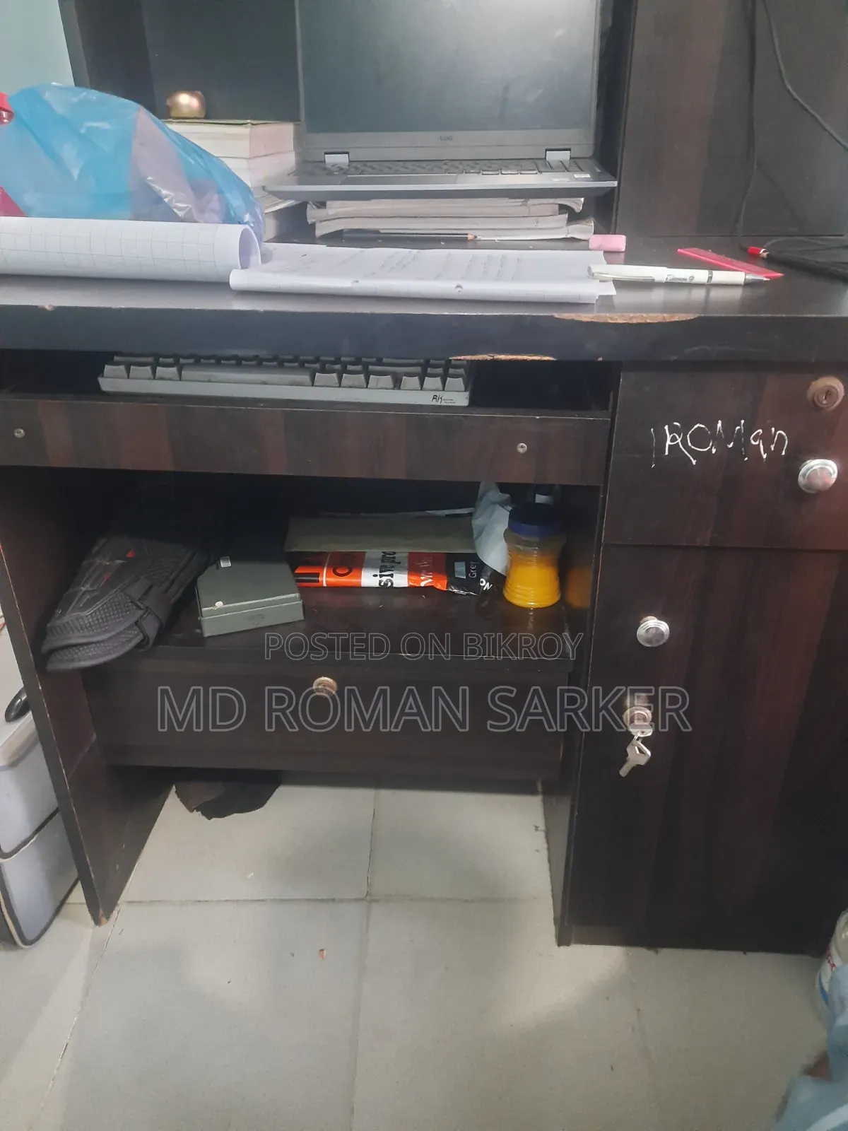 অনেক বড় পড়ার টেবিল