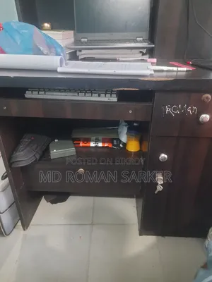 অনেক বড় পড়ার টেবিল