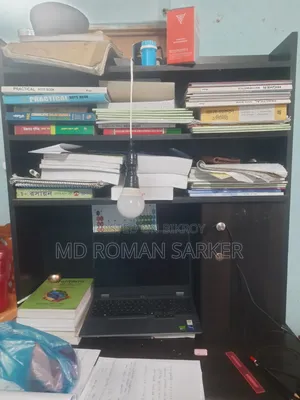 অনেক বড় পড়ার টেবিল