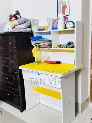 স্টাডি টেবিল