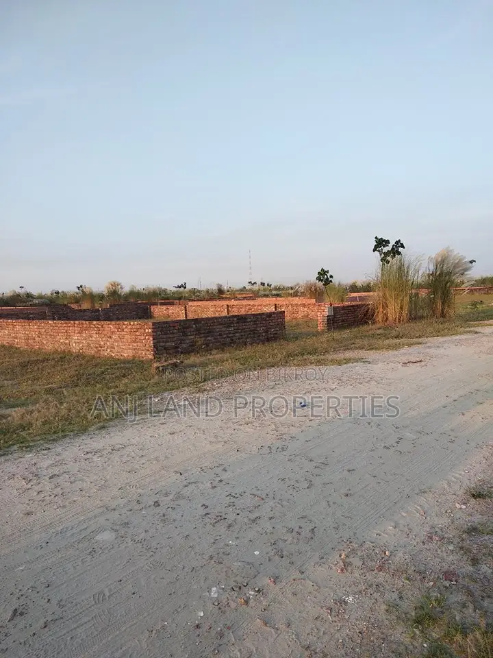 South-facing 5-katha plot for sale in M-Block, urgent