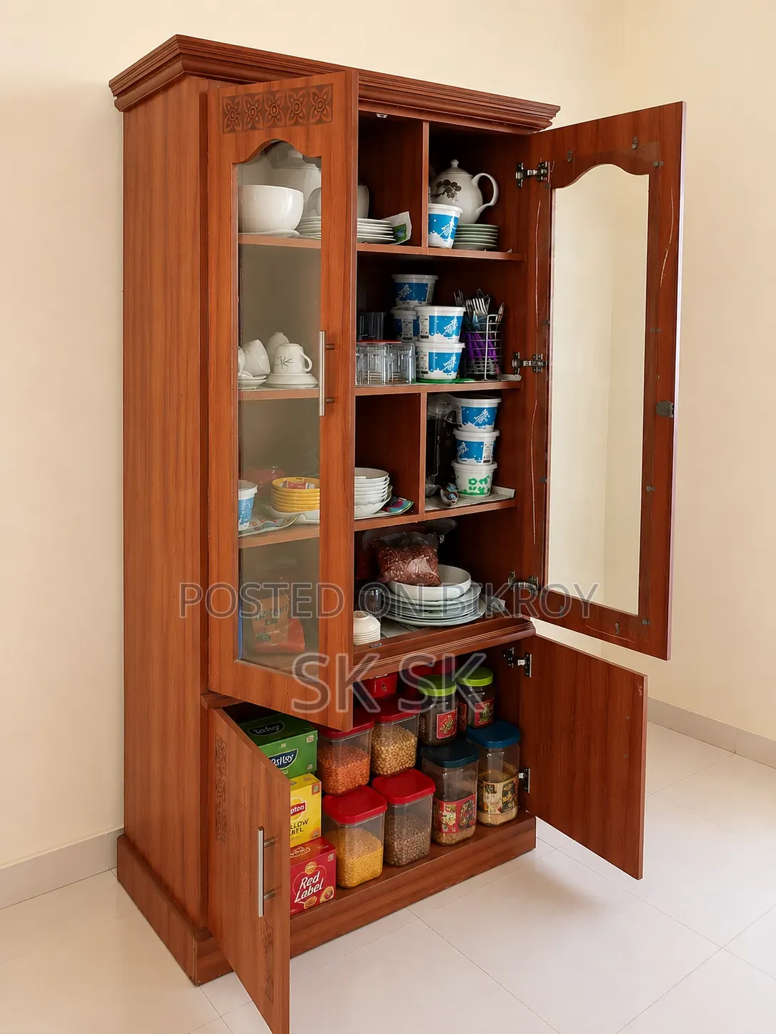 Showcase for Sale, Attractive Wooden Kitchen Cabinet