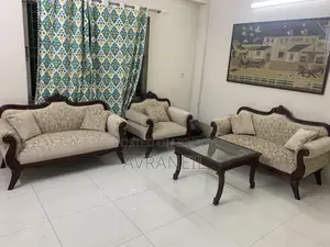 সোফা সেট সাথে সেন্টার টেবিল