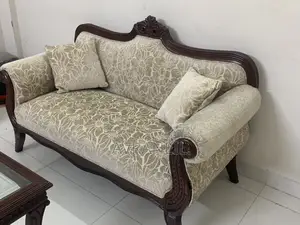 সোফা সেট সাথে সেন্টার টেবিল