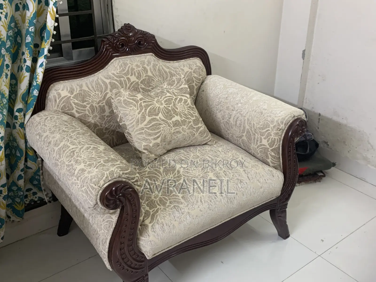 সোফা সেট সাথে সেন্টার টেবিল