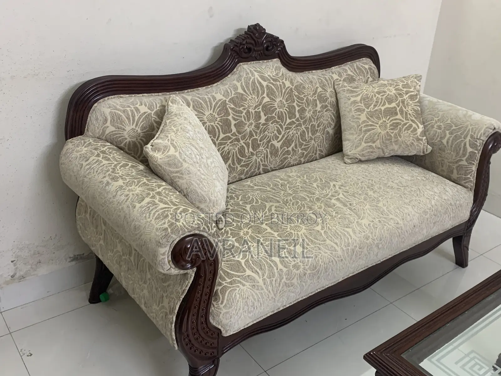 সোফা সেট সাথে সেন্টার টেবিল