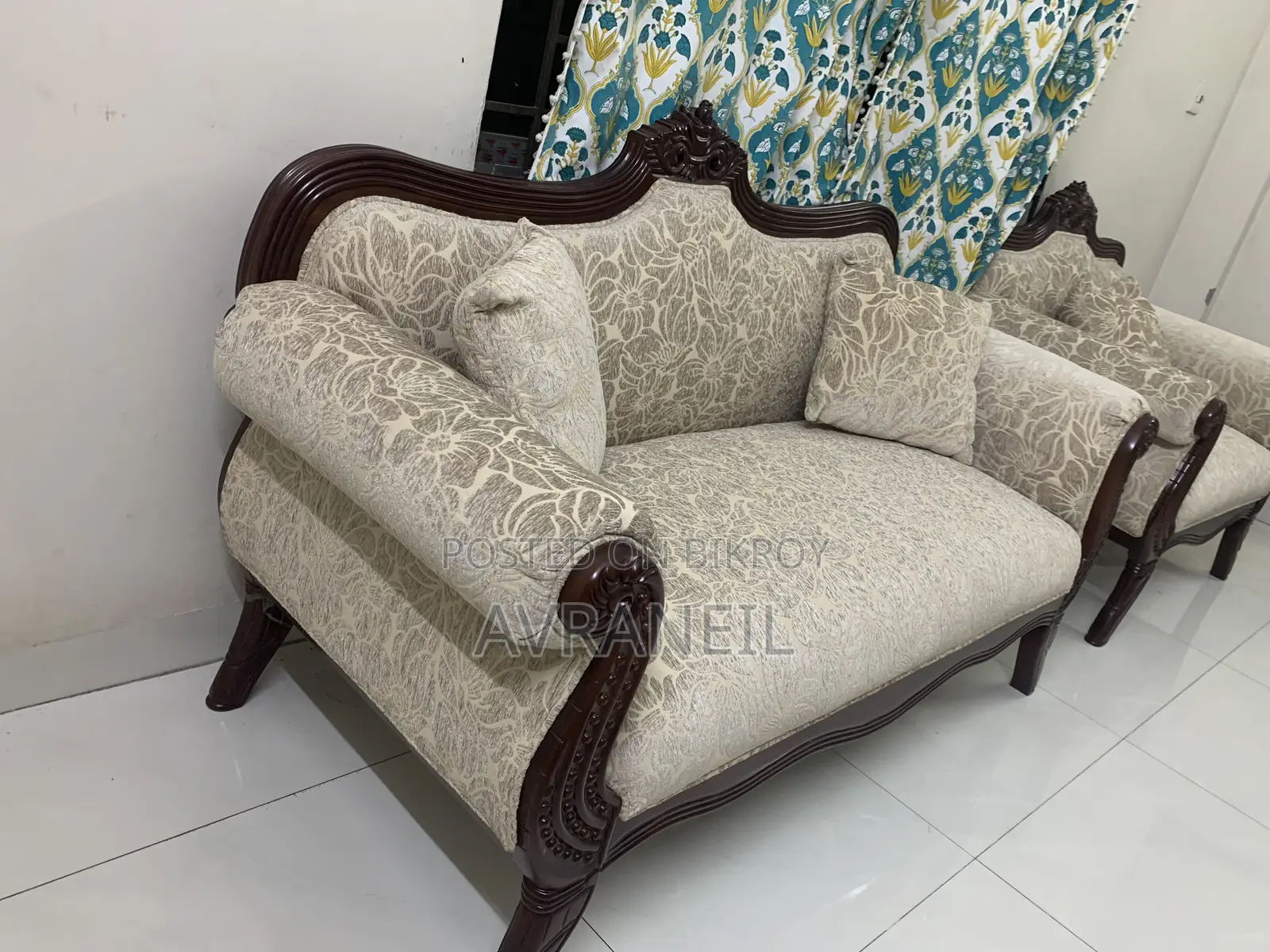 সোফা সেট সাথে সেন্টার টেবিল