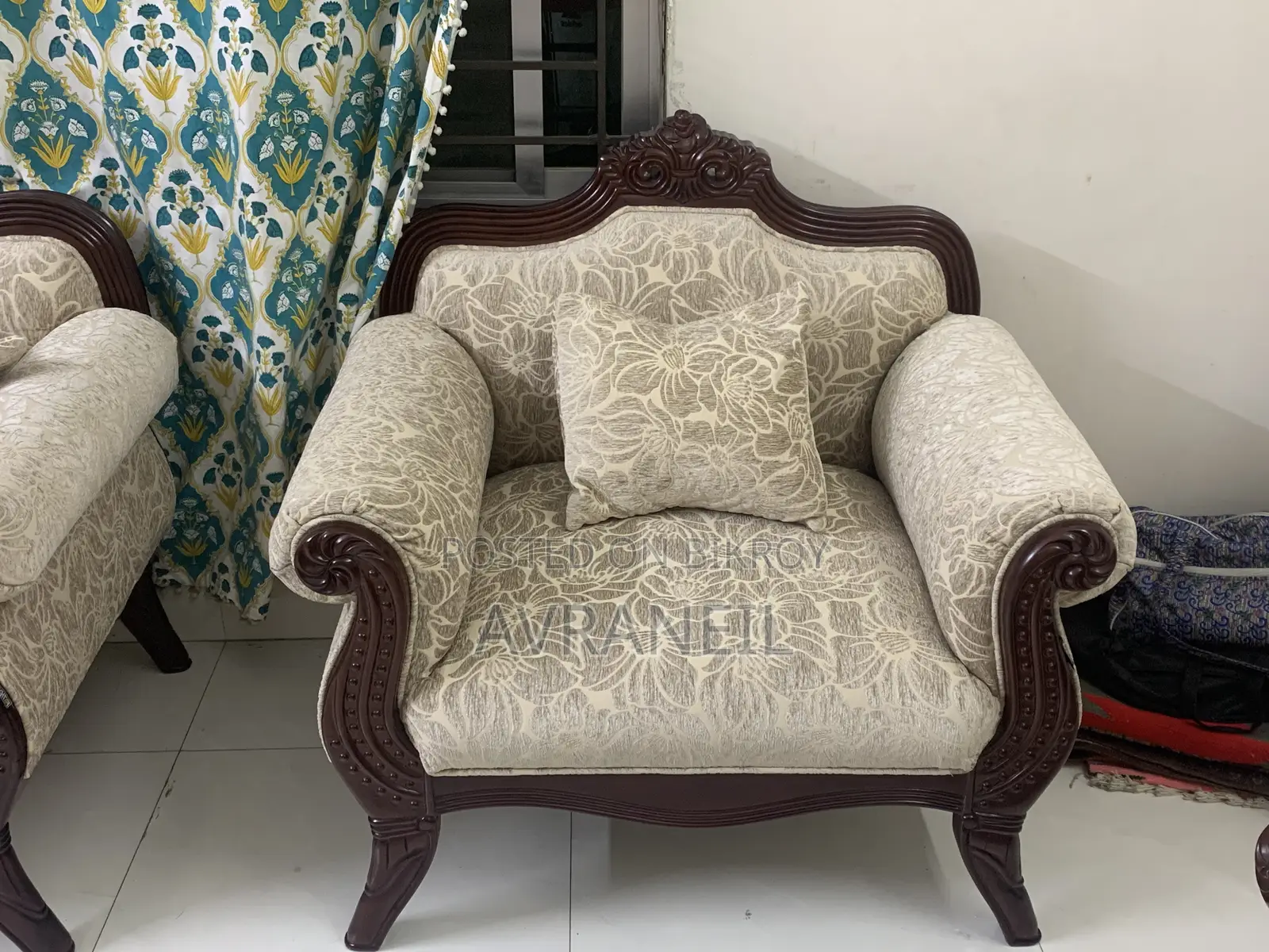 সোফা সেট সাথে সেন্টার টেবিল