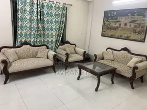 সোফা সেট সাথে সেন্টার টেবিল