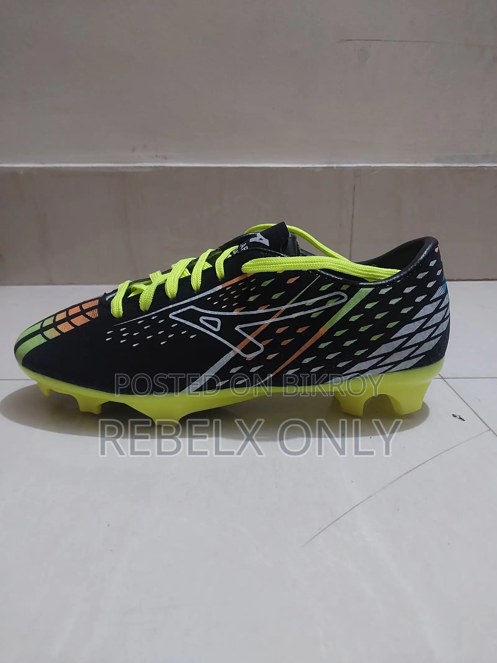 Brand New Football Boot. Size 39.