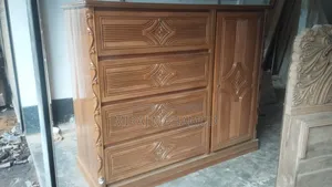 কাঠের ওয়ারড্রব
