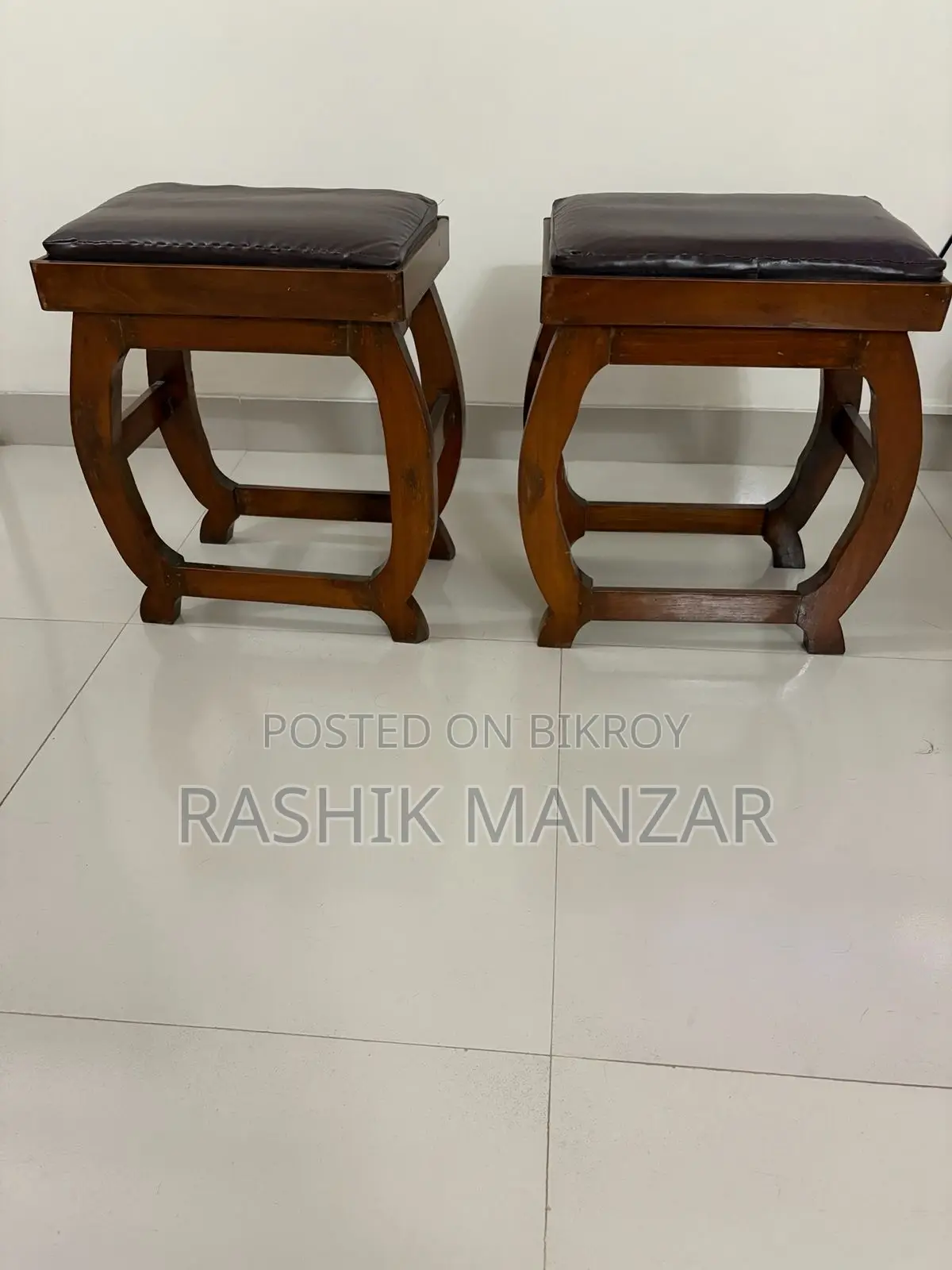 Seater + Side Table