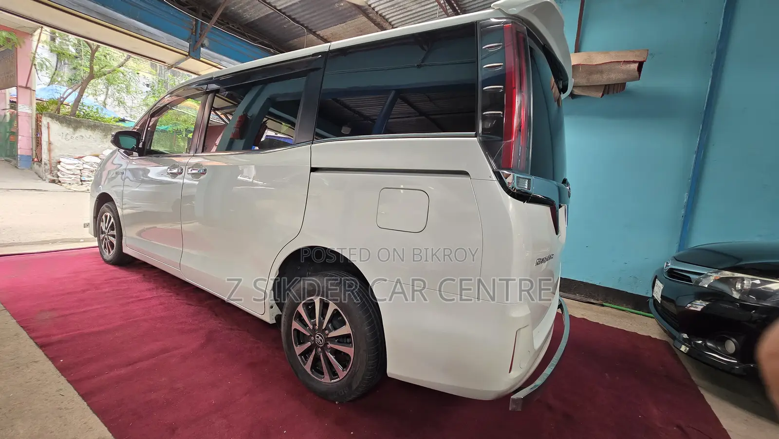 Toyota Esquire 1.8 Front Wheel Drive Hybrid (7 seater) 2018 Pearl