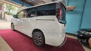 Toyota Esquire 1.8 Front Wheel Drive Hybrid (7 seater) 2018 Pearl