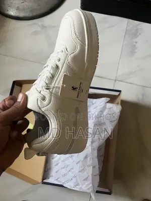 রেড টেপ হোয়াইট স্নিকার্স