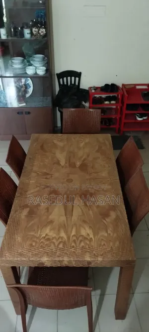 ডাইনিং টেবিল সেটটি (১টি টেবিল + ৬টি চেয়ার)