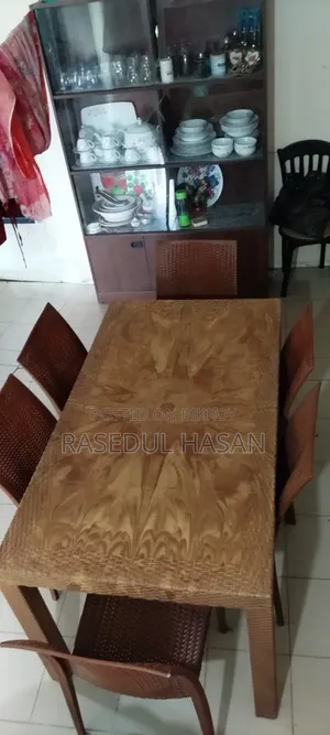 ডাইনিং টেবিল সেটটি (১টি টেবিল + ৬টি চেয়ার)