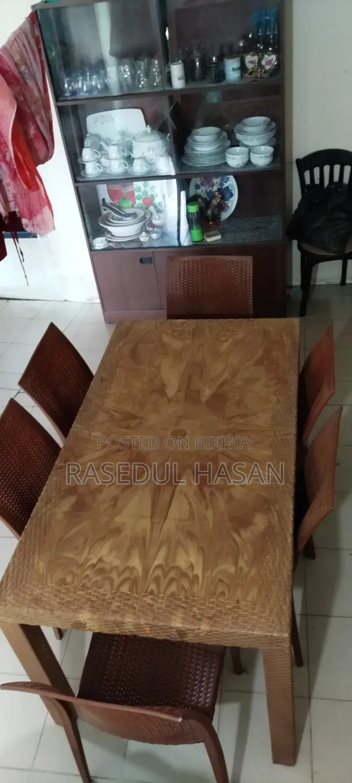 ডাইনিং টেবিল সেটটি (১টি টেবিল + ৬টি চেয়ার)