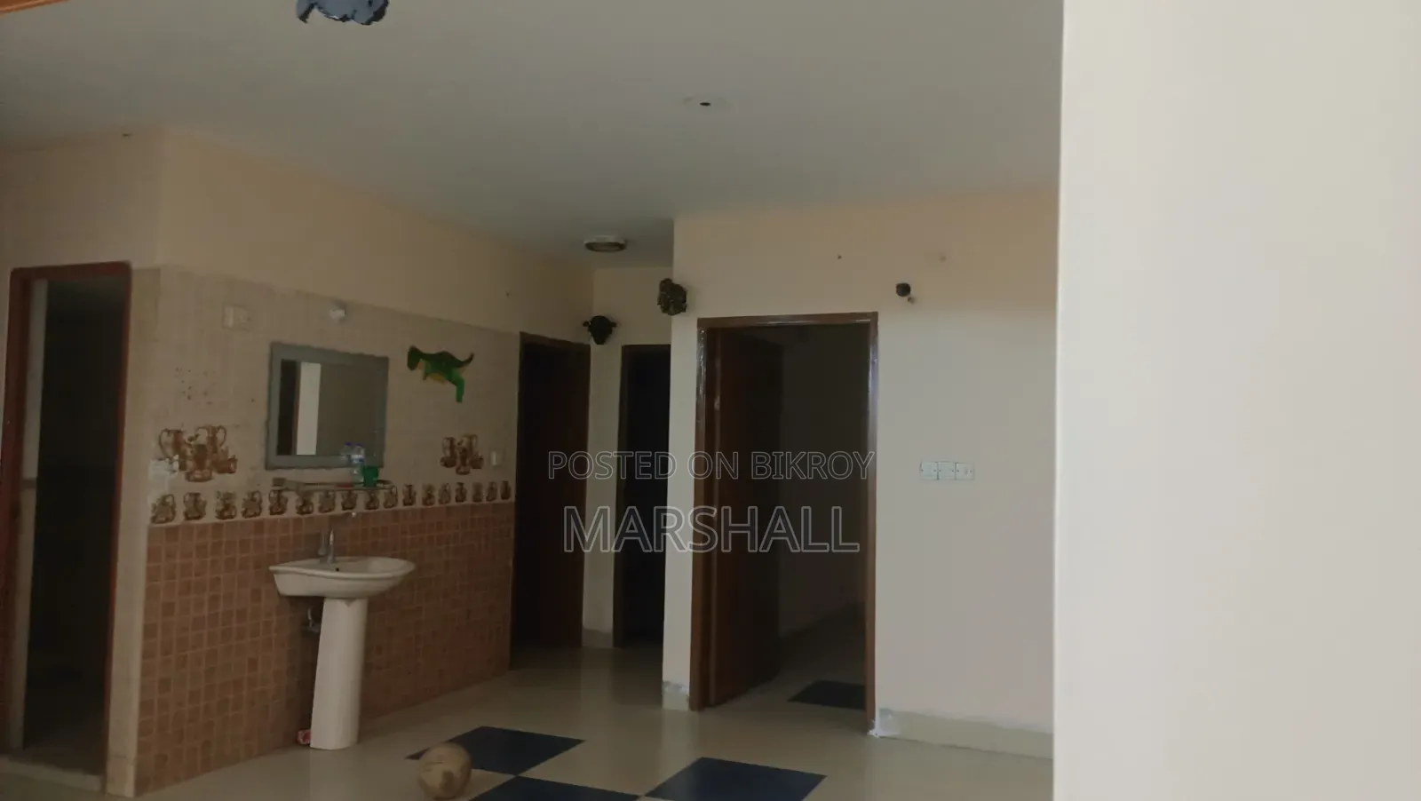 3-Bedroom House in Flat, New Market for Rent