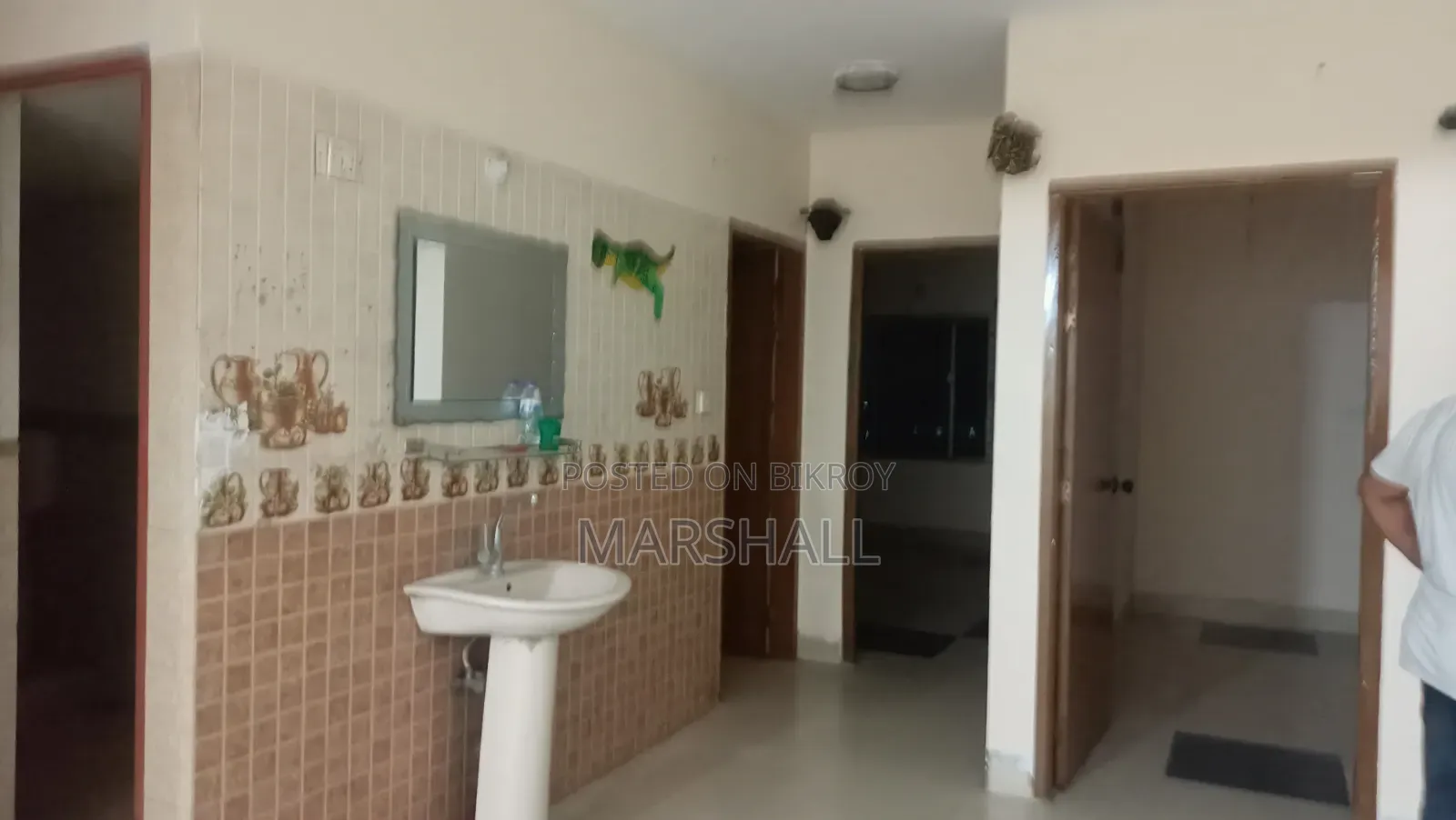 3-Bedroom House in Flat, New Market for Rent