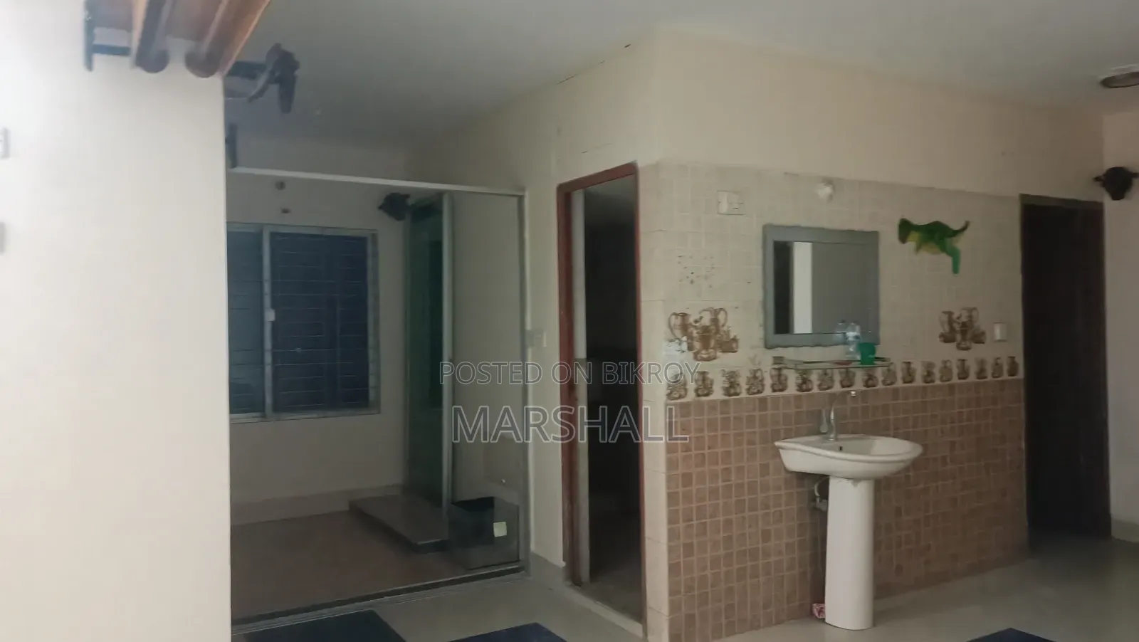 3-Bedroom House in Flat, New Market for Rent