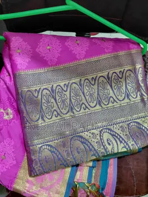 সুন্দর গোলাপি শাড়ি বিক্রির জন্য