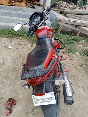 মাহিন্দ্রা সেঞ্চুরো ২০২২ লাল
