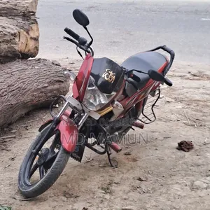 মাহিন্দ্রা সেঞ্চুরো ২০২২ লাল
