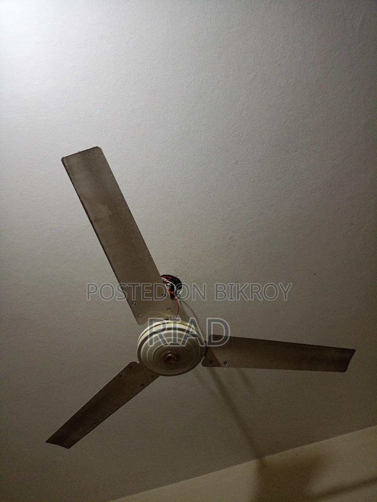 বড় সাইজের একটি সিলিং ফ্যান বিক্রি হবে