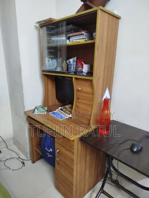 কম্পিউটার এবং স্টাডি টেবিল