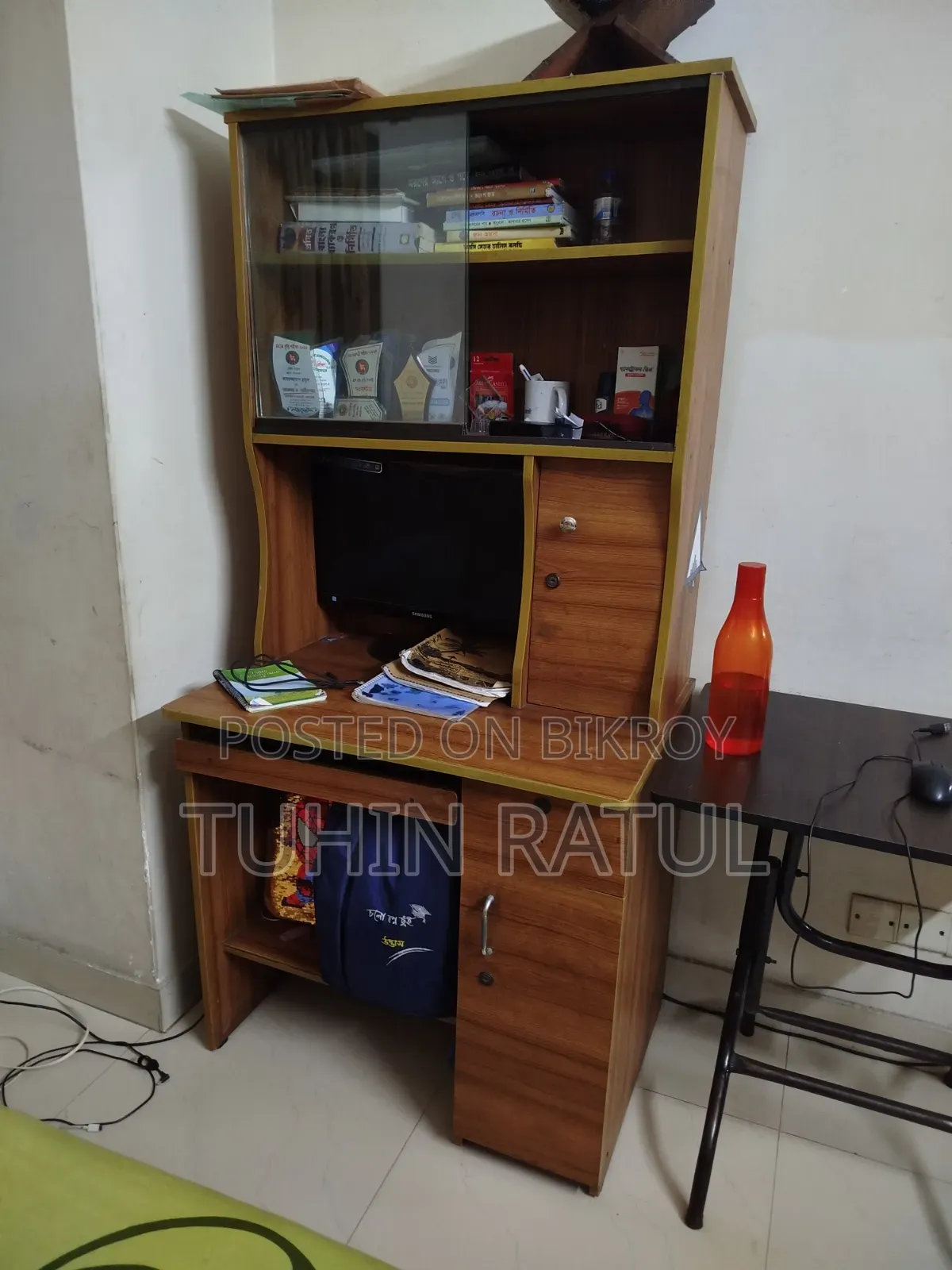 কম্পিউটার এবং স্টাডি টেবিল