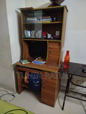 কম্পিউটার এবং স্টাডি টেবিল