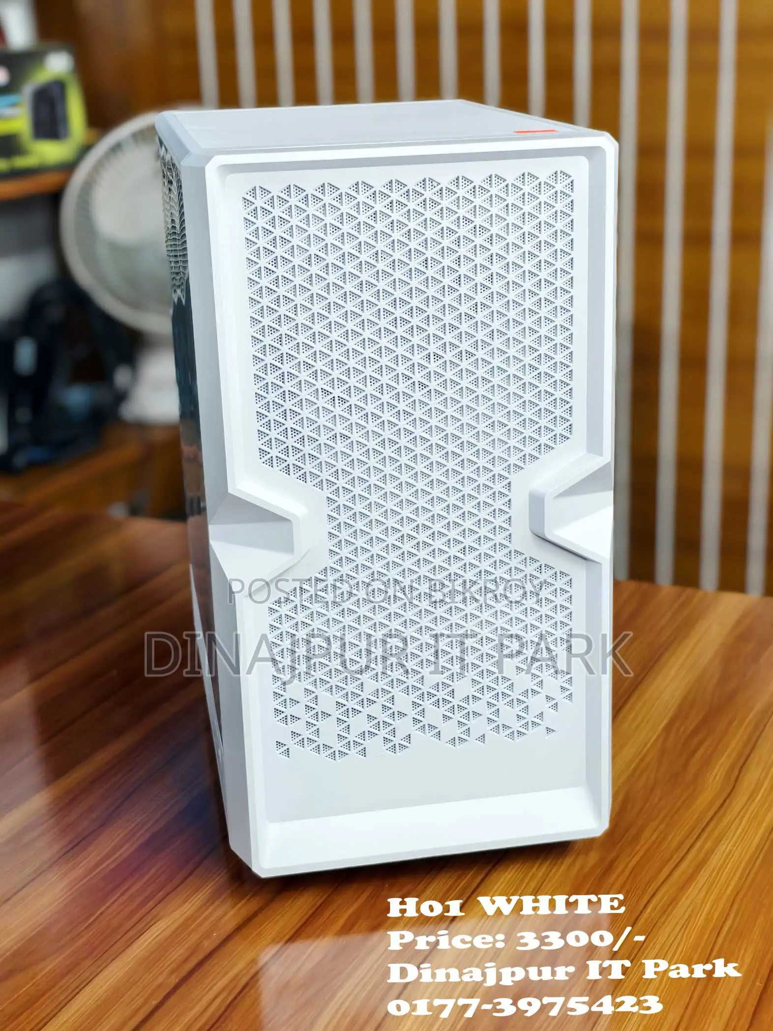 H01 White Mid-Tower Gaming Computer Case With Tempered Glass