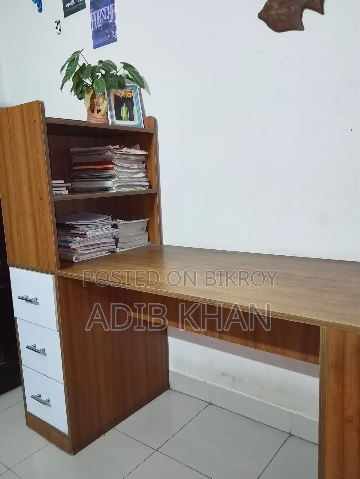 Reading table + can also be used as an office desk. Partex brand.