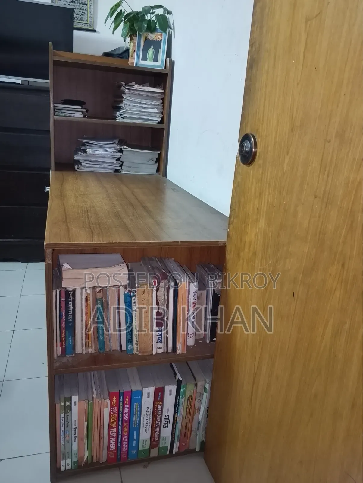 Reading table + can also be used as an office desk. Partex brand.