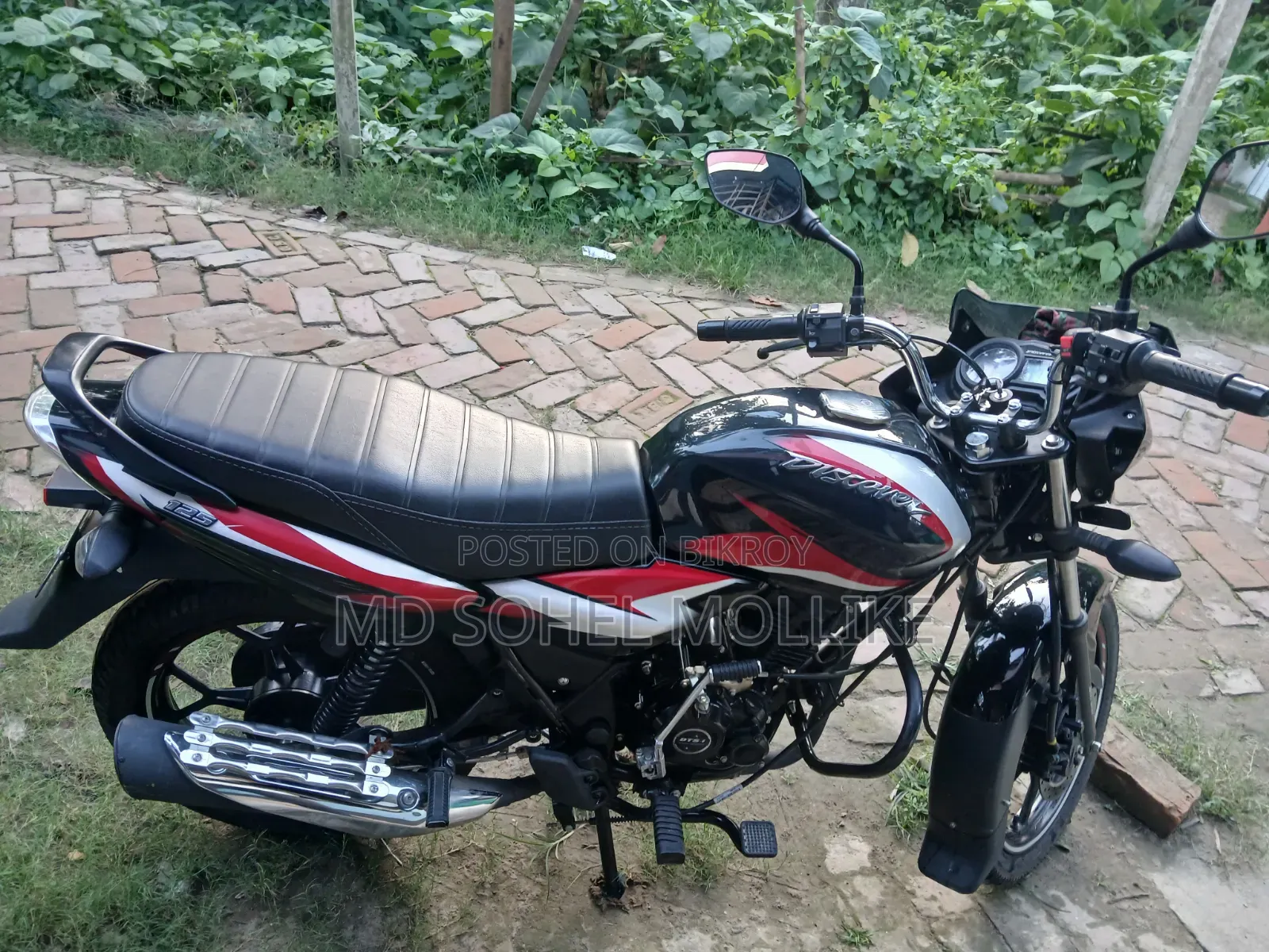 বাজাজ ডিসকভার ১২৫ ২০২৫ কালো