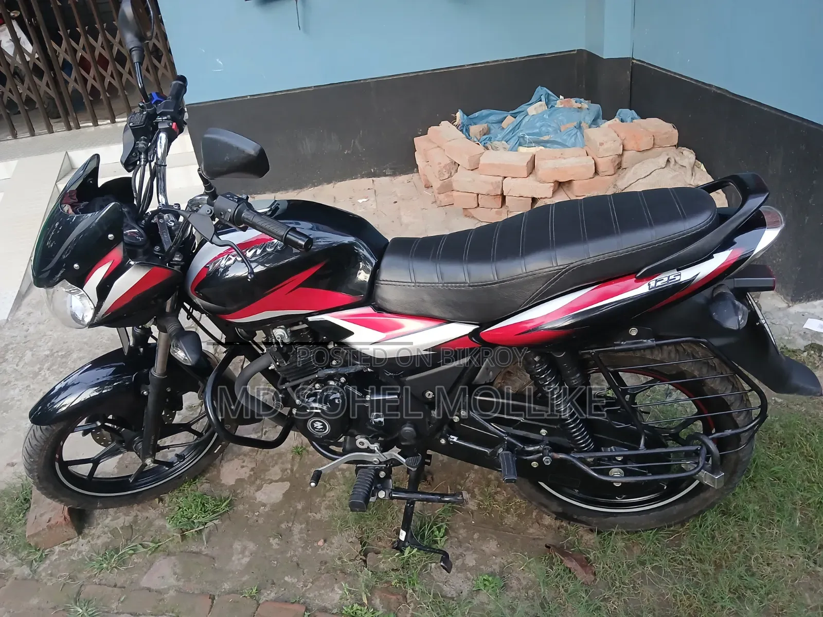 বাজাজ ডিসকভার ১২৫ ২০২৫ কালো