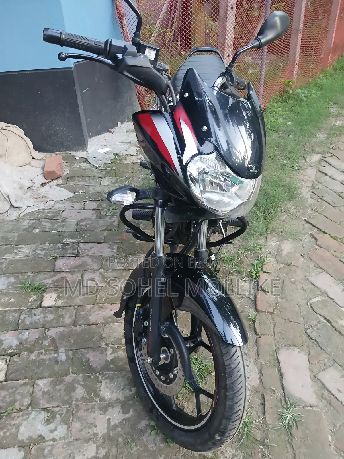 বাজাজ ডিসকভার ১২৫ ২০২৫ কালো