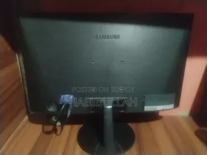 স্যামসাং ১৯ ইঞ্চি এলইডি মনিটর (SF350) - নতুনের মতো, জরুরি বিক্রি!