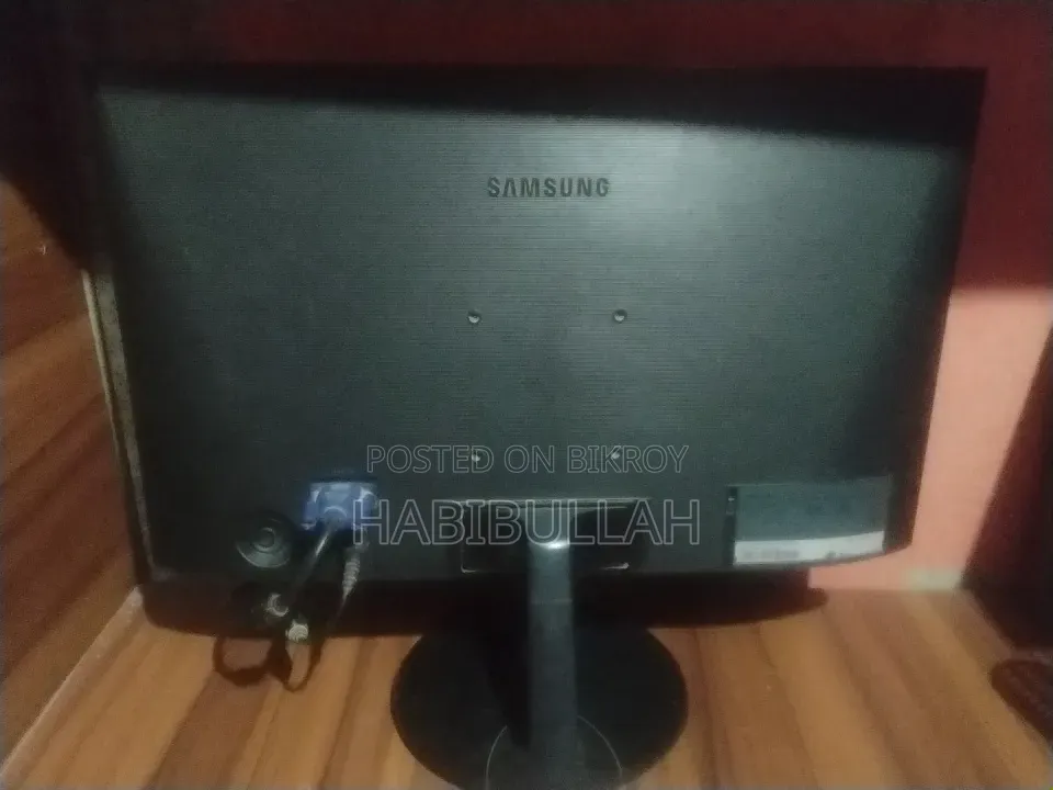 স্যামসাং ১৯ ইঞ্চি এলইডি মনিটর (SF350) - নতুনের মতো, জরুরি বিক্রি!