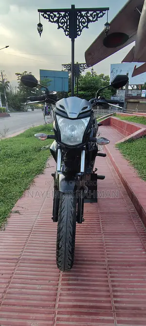হোন্ডা সিবি ২০১৫ কালো