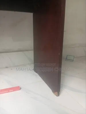একটি পুরাতন ড্রেসিং টেবিল বিক্রি হবে।