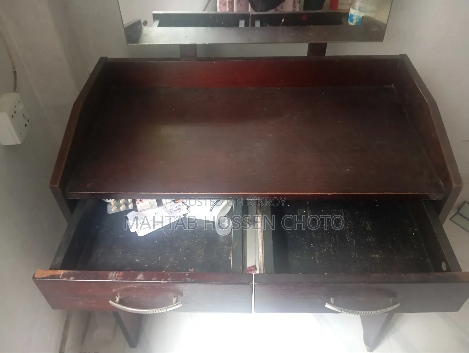 একটি পুরাতন ড্রেসিং টেবিল বিক্রি হবে।