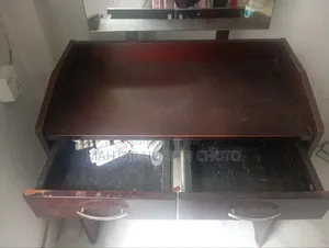 একটি পুরাতন ড্রেসিং টেবিল বিক্রি হবে।