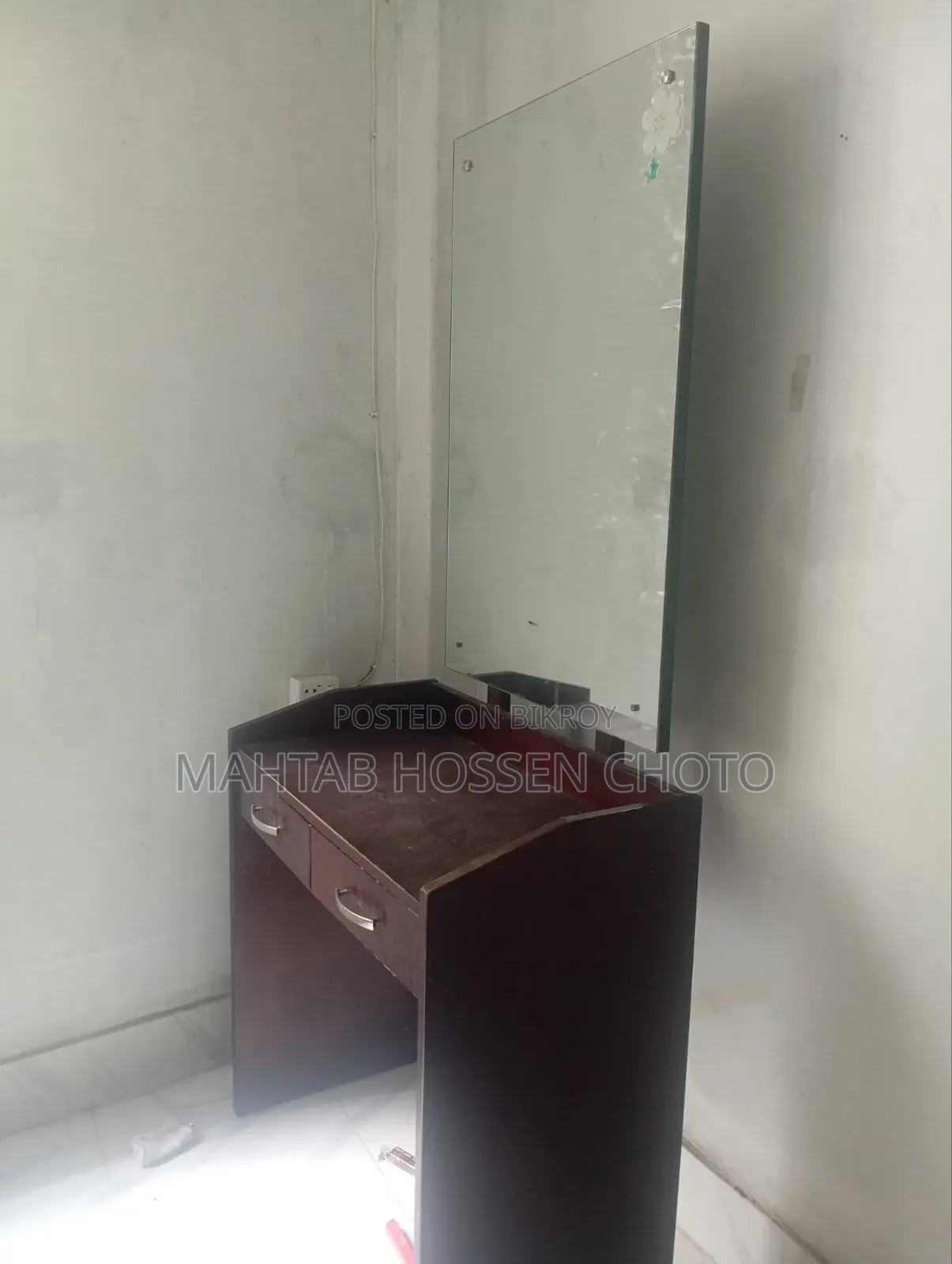 একটি পুরাতন ড্রেসিং টেবিল বিক্রি হবে।