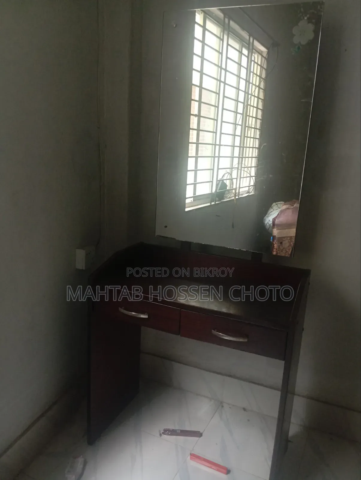 একটি পুরাতন ড্রেসিং টেবিল বিক্রি হবে।