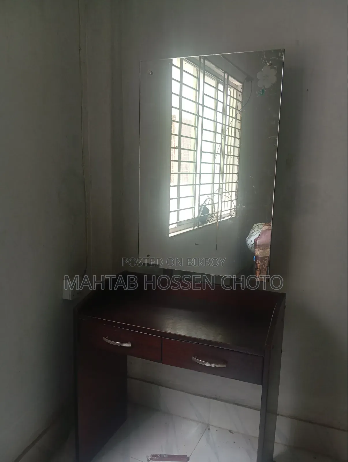 একটি পুরাতন ড্রেসিং টেবিল বিক্রি হবে।
