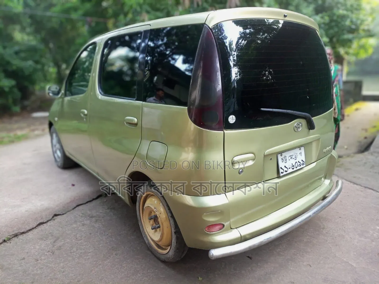 Toyota Fun Cargo 2000 Gold