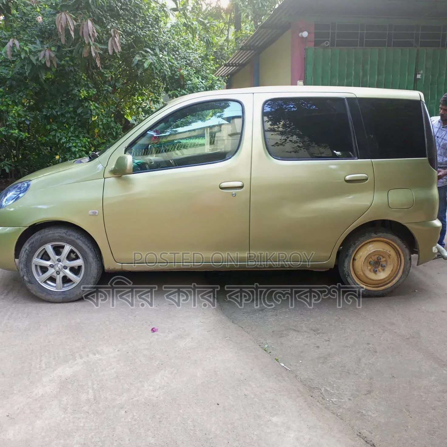 Toyota Fun Cargo 2000 Gold